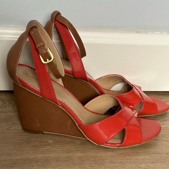 Tahari Women’s Wedge Shoes, Size 7.5, Red 3.25 Inch High Wedge Shoes, Cute Wedge - Picture 2 of 4